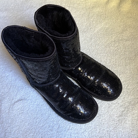 UGG Classic Short Sequin Boot - Picture 9 of 16